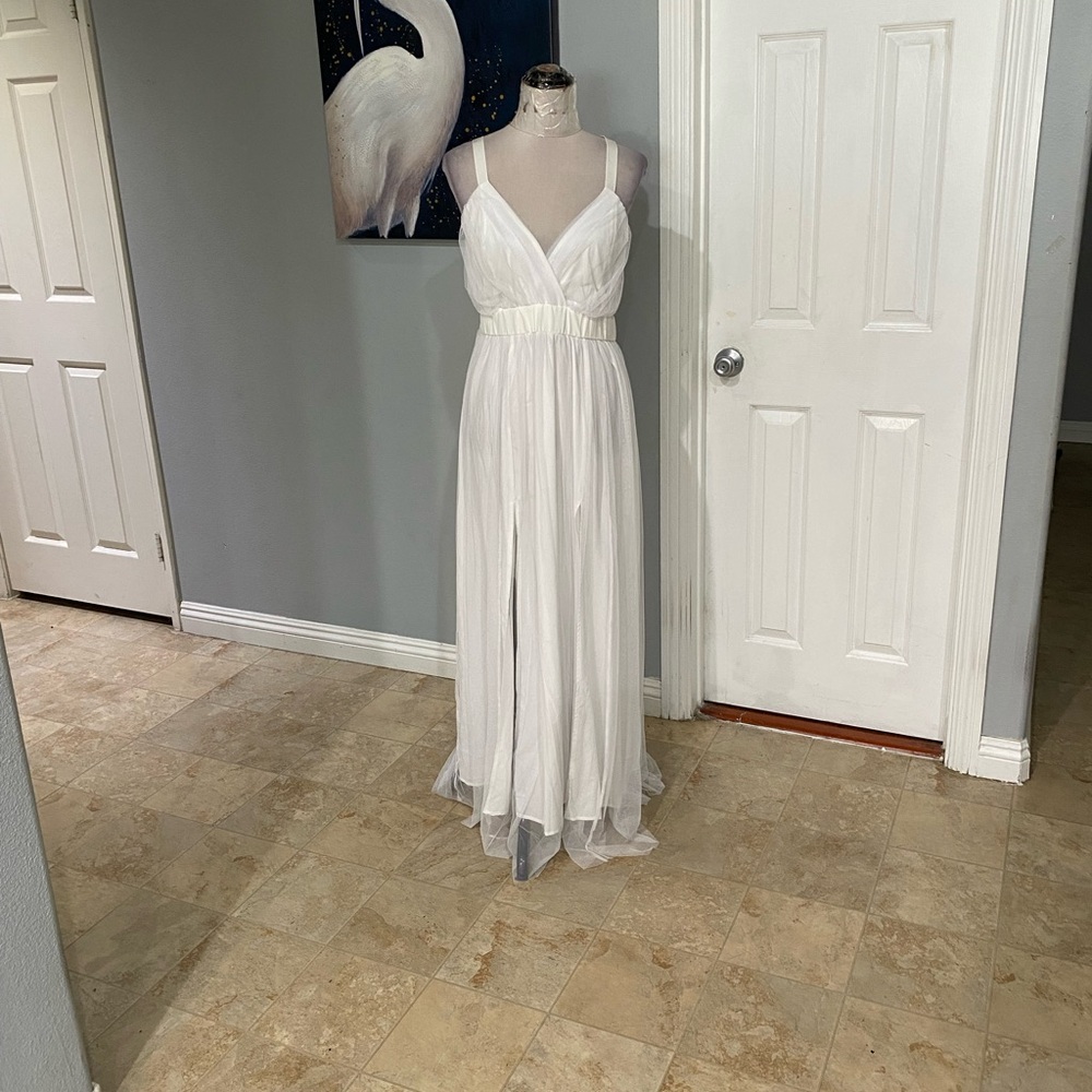 Women 2XL White dress with a V-neckline and a layered skirt.